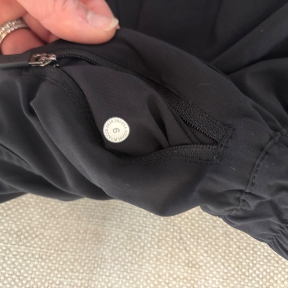 Lululemon Tracker Short V 4" Size 6 - Picture 3 of 4